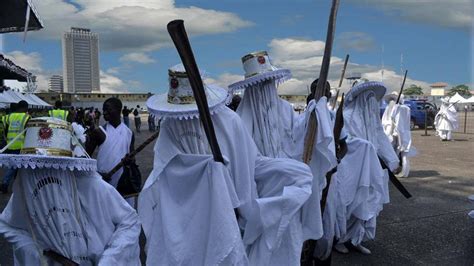  Eyo Ekun: A Mystical Dance Frozen in Bronze and Wood